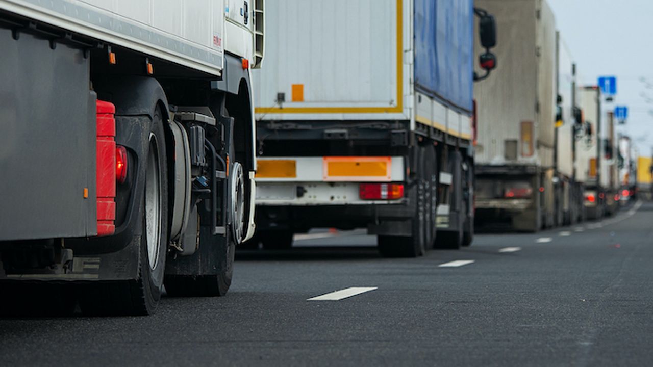 İngiltere yabancı kamyon şoförlerin çalışmasını kolaylaştıracak