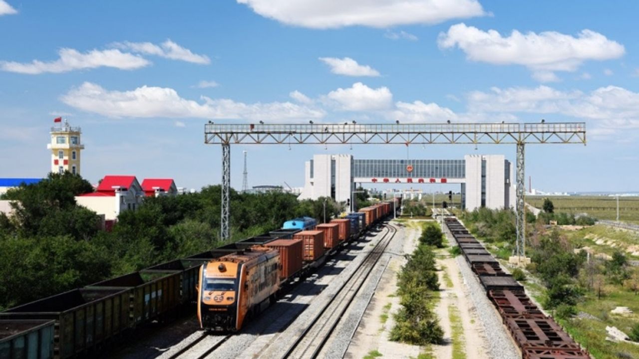 Erenhot sınır istasyonundan 8 bininci Çin-Avrupa yük treni geçti