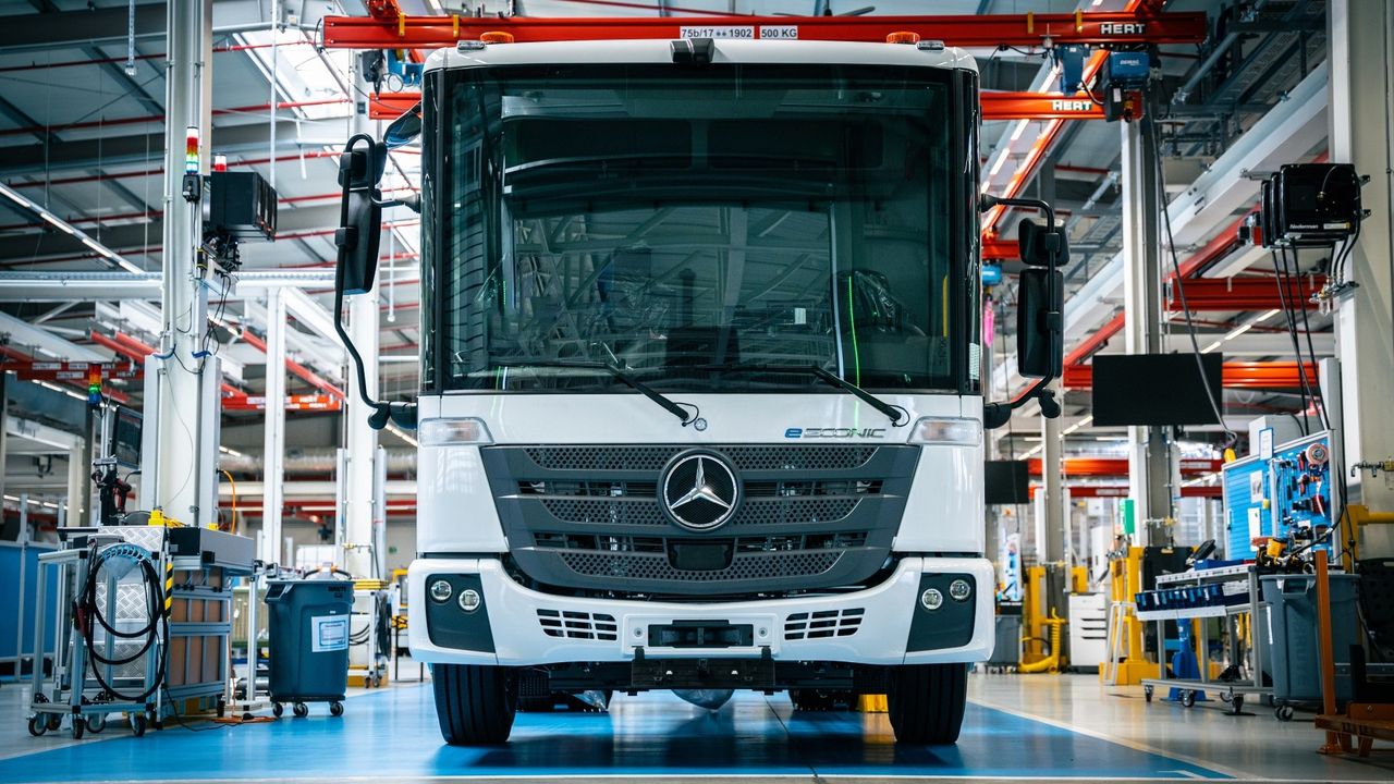 Daimler ikinci elektrikli kamyonu eEconic'in seri üretimine başladı