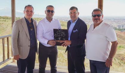 Kâmil Koç ve Mercedes-Benz Türk 100. yıl için elele