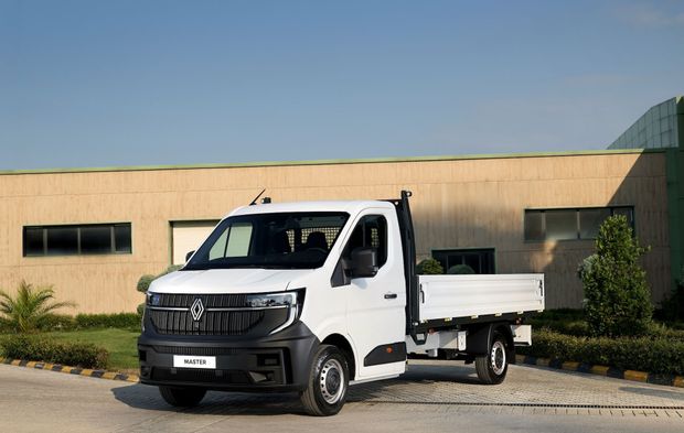 Renault Master Minibüs ve Master Kamyonet’in yeni açık kasa seçeneği kullanıcılarla buluşuyor