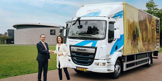 DAF LF Electric, 50. yıl dönümü için Van Gogh Müzesi'ne teslim edildi