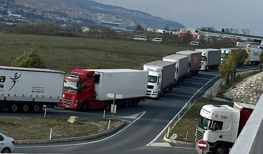 Muratbey Gümrüğü'nde 10 kilometreyi bulan TIR kuyruğu