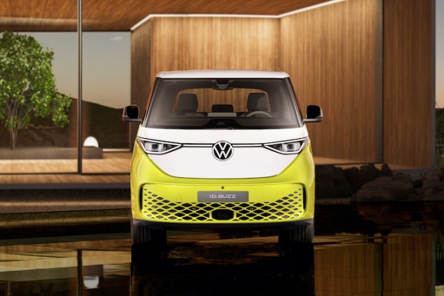 Volkswagen Yeni ID.Buzz ve ID.Buzz Cargo’nun dünya prömiyerini gerçekleştirdi. Tanıtımı gerçekleştirilen iki yeni model, Volkswagen’in sürdürülebilir ve CO2 içermeyen mobilite için sunduğu yeni çözümler olarak karşımıza çıkıyor.