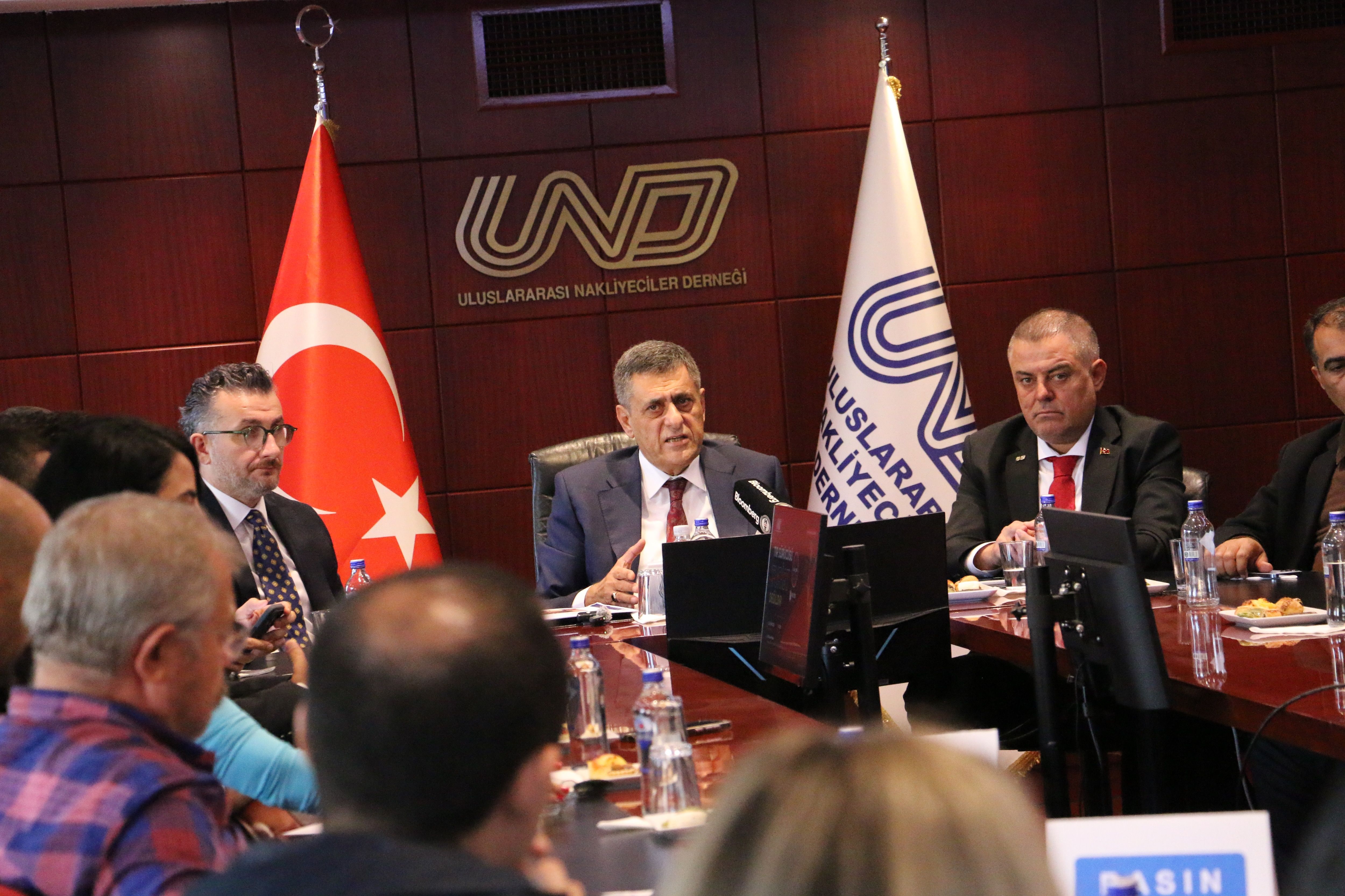 Türk lojistik sektöründen AB’ye ortak çağrı:  "TIR SÜRÜCÜSÜ TURİST DEĞİLDİR, TİCARETİN YOLUNU AÇIN"